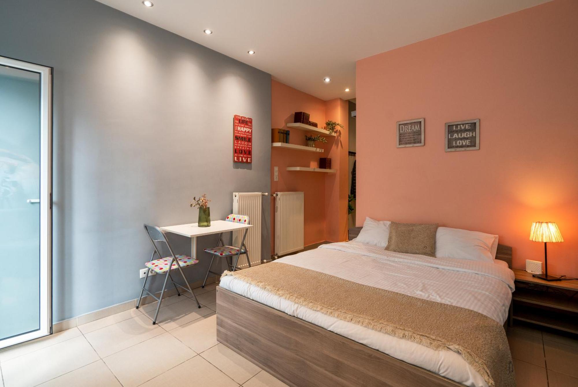Ideally Located Apartment In Central Атина Екстериор снимка