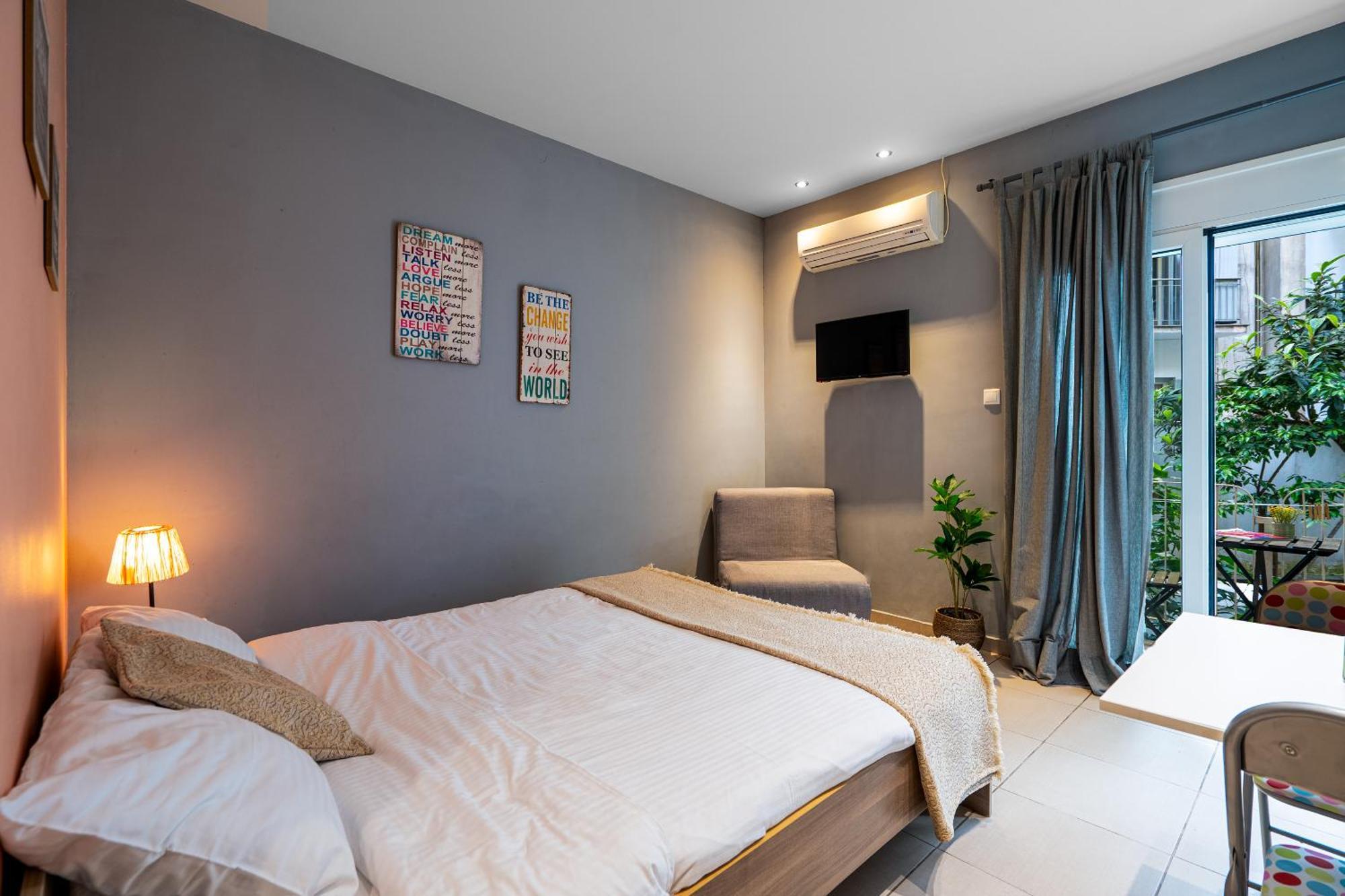 Ideally Located Apartment In Central Атина Екстериор снимка