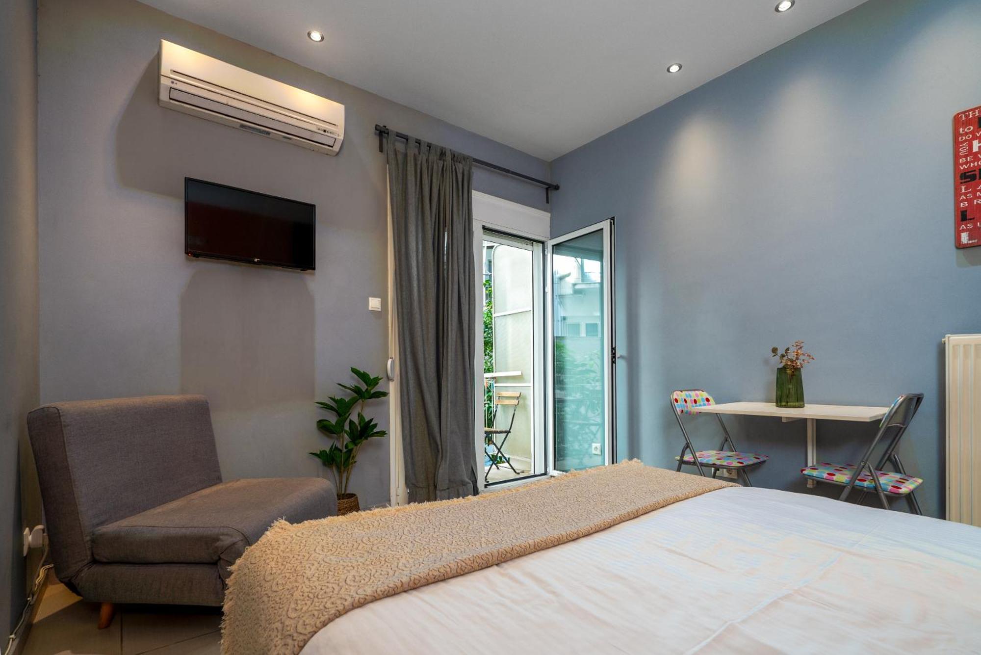 Ideally Located Apartment In Central Атина Екстериор снимка