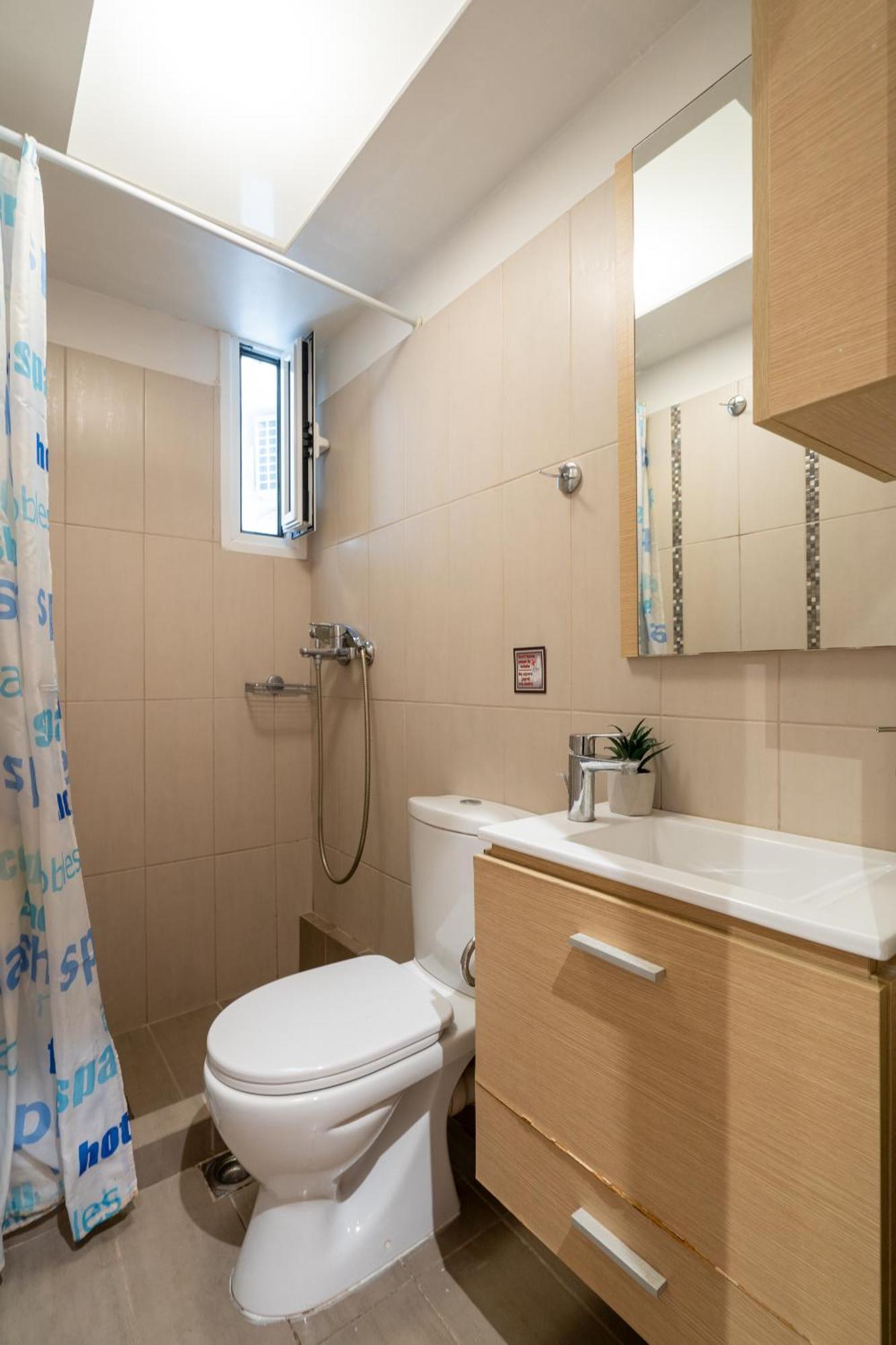 Ideally Located Apartment In Central Атина Екстериор снимка