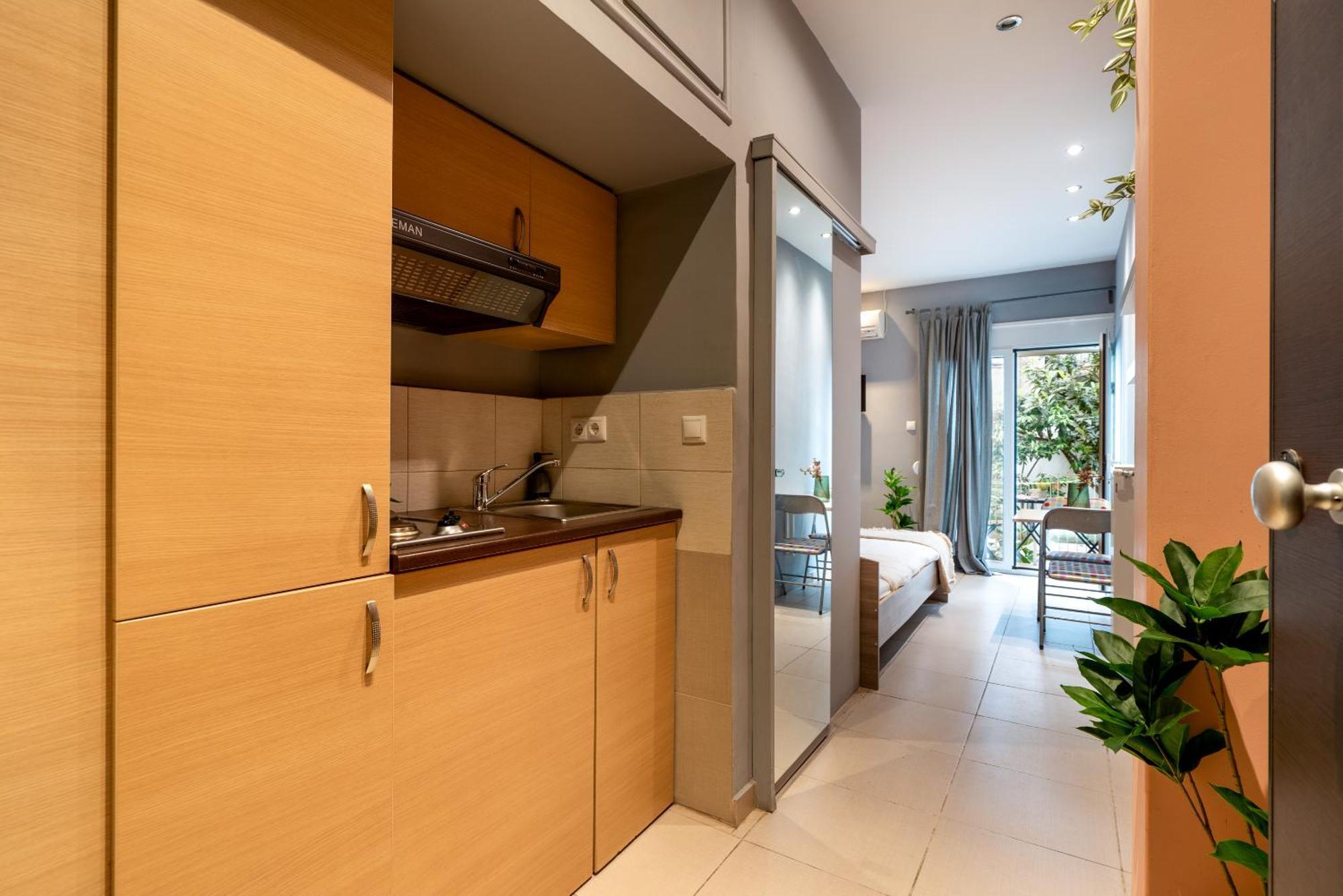 Ideally Located Apartment In Central Атина Екстериор снимка