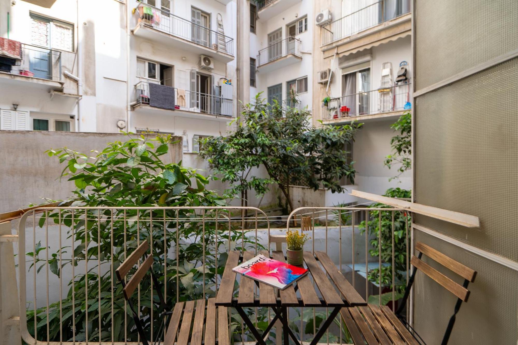 Ideally Located Apartment In Central Атина Екстериор снимка
