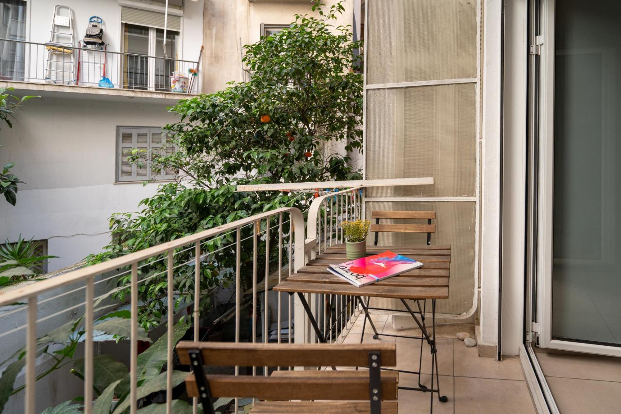 Ideally Located Apartment In Central Атина Екстериор снимка
