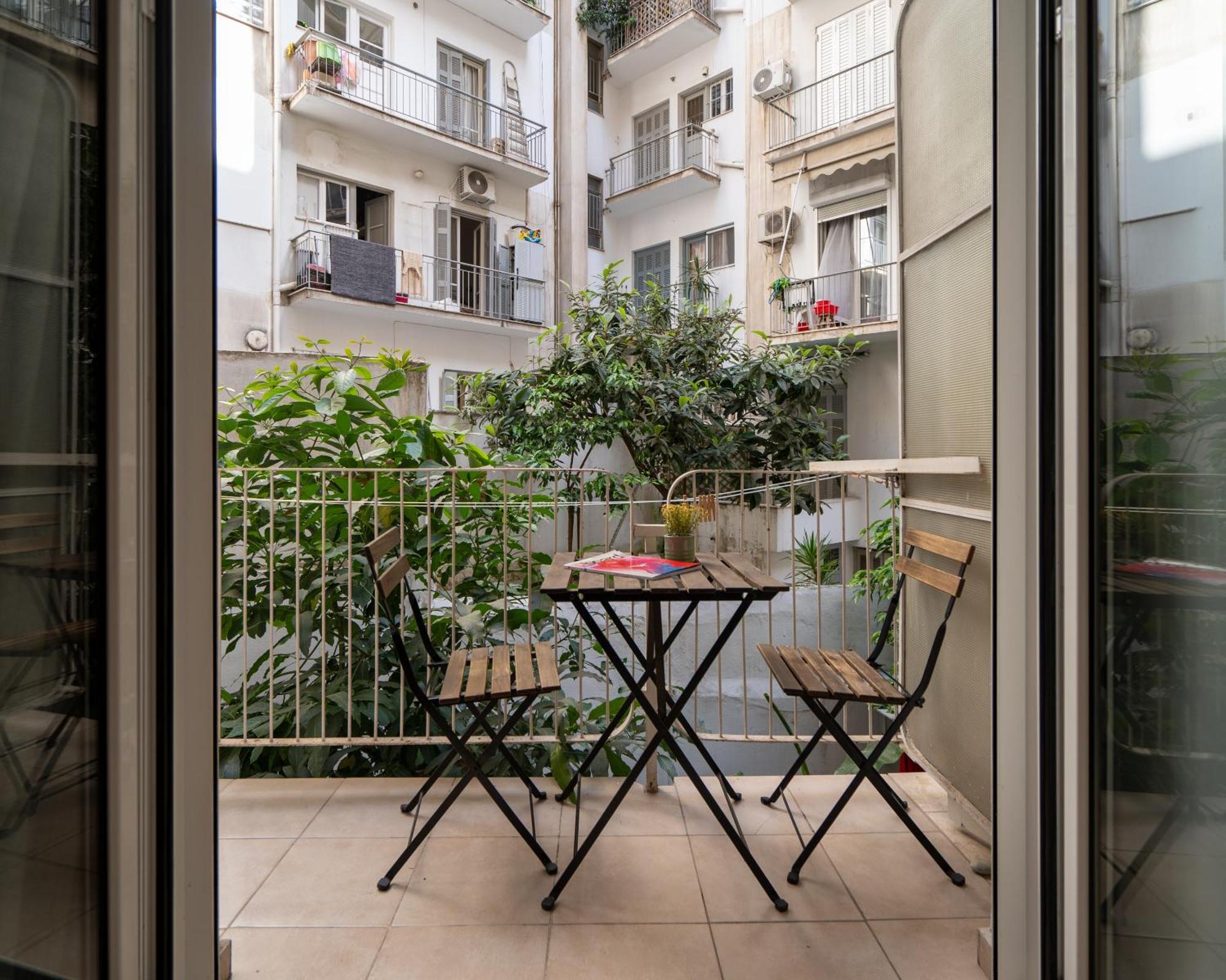 Ideally Located Apartment In Central Атина Екстериор снимка