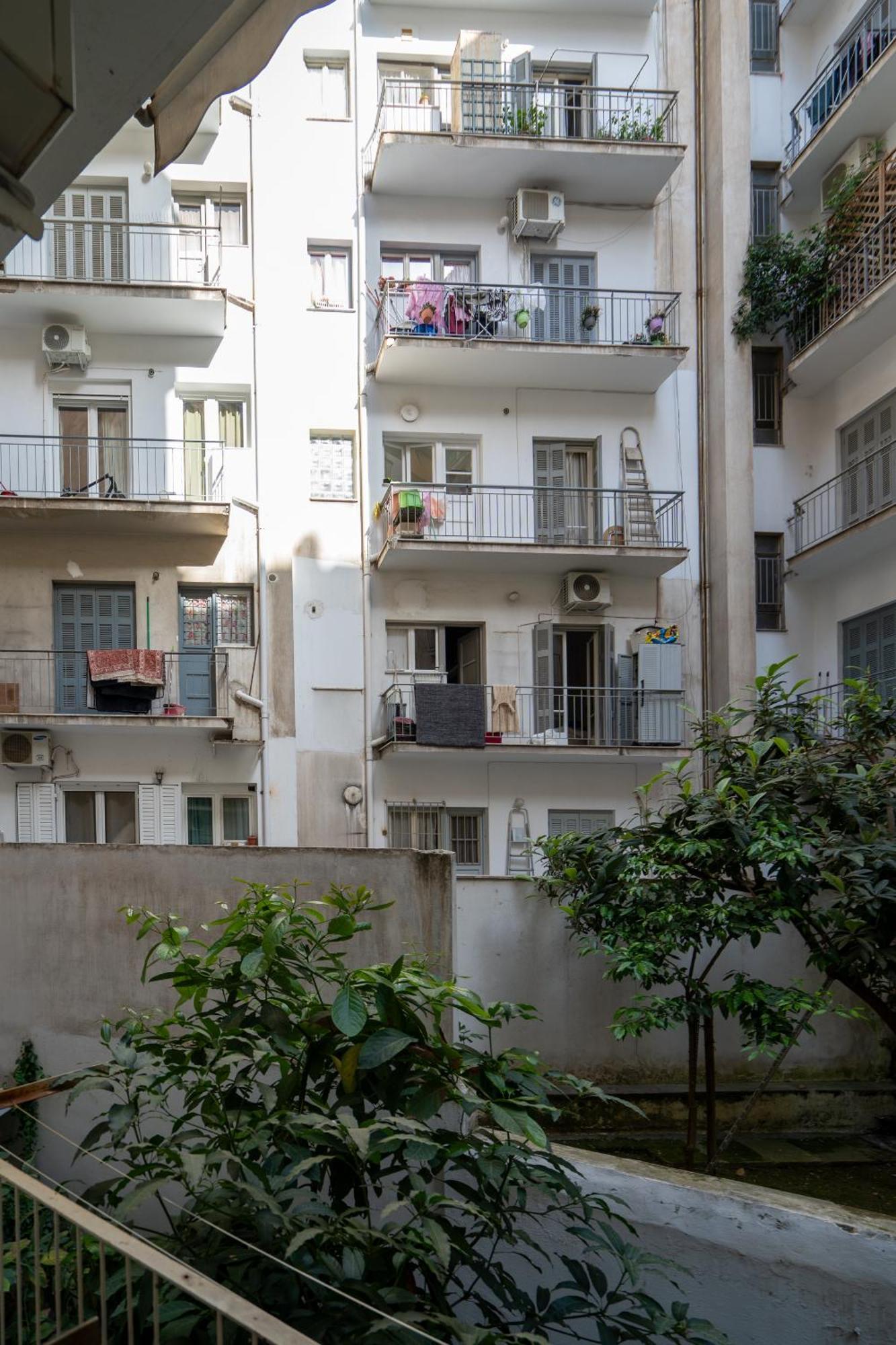 Ideally Located Apartment In Central Атина Екстериор снимка